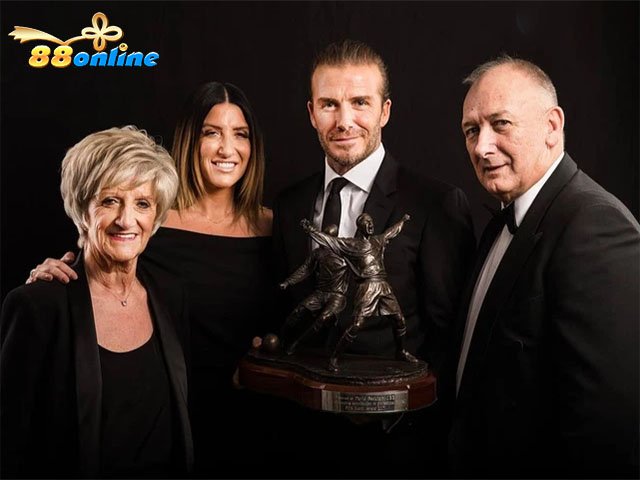 David Beckham rất ít khi chia sẻ hình ảnh về cha mẹ, em gái của mình lên mạng xã hội, đây là một trong những tấm ảnh hiếm hoi cả gia đình chụp chung 