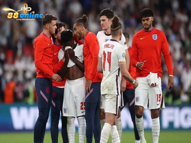 Hình ảnh cầu thủ đội tuyển bóng đá Anh khi thi đấu bóng đá Euro cũng gặp phải tình trạng bị phân biệt chủng tộc 