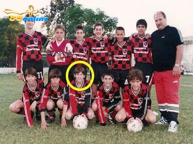 Messi chuyển qua câu lạc bộ Newell 's Old Boys vào năm 1995