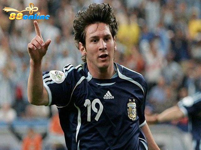 Messi trở thành cầu thủ trẻ tuổi nhất thi đấu cho Argentina ở World Cup khi anh vào thay thế  Maxi Rodríguez ở phút 73.