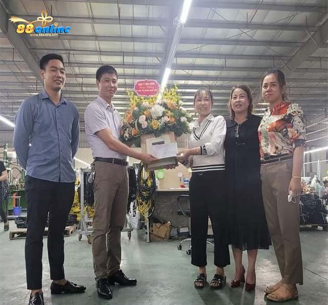 Ngay sau hôm diễn ra giải bóng đá Sea Game mẹ cầu thủ Mạnh Dũng bà Vũ Thị Thương được công ty tặng hoa và quà chúc mừng