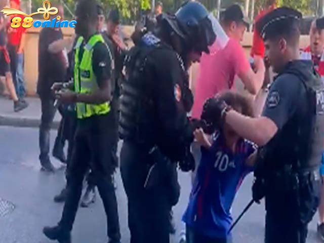 Những hành động thô bạo của cảnh sát đối với người hâm mộ | kèo nhà cái euro hôm nay 