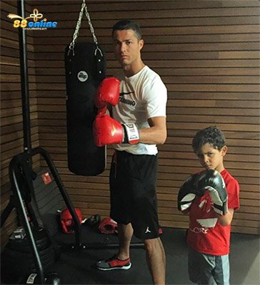 Ronaldo tập luyện Boxing cùng con trai, hình ảnh được cầu thủ đăng tải trên trang cá nhân của mình