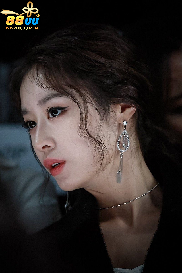 Bom sex Jiyeon T-ara sở hữu gương mặt sắc sảo, ưa nhìn và dễ nhớ