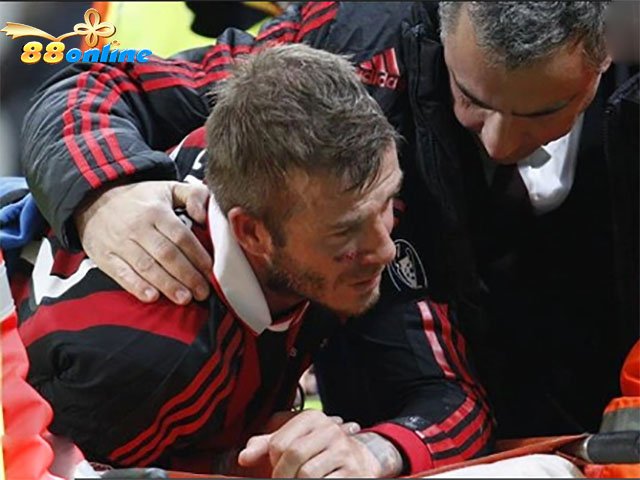 Trong trận chung kết Super Liga với Pachuca, Beckham đã bị chấn thương ở đầu gối phải, anh sẽ phải tạm ngưng thi đấu trong 6 tuần 