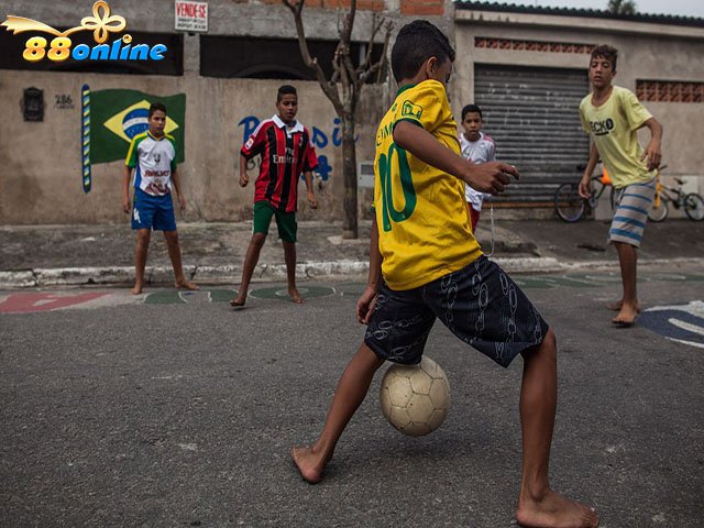 Tuổi thơ của cầu thủ Neymar gắn liền với bóng đá đường phố