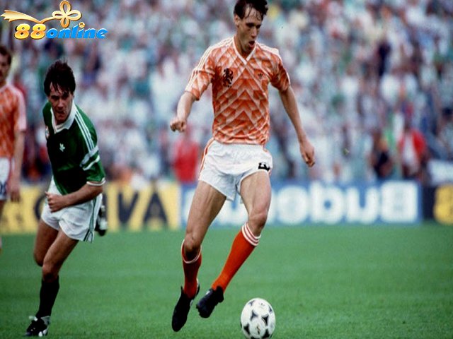 Bàn thắng siêu kinh điển của Van Basten tại chung kết EURO 1988