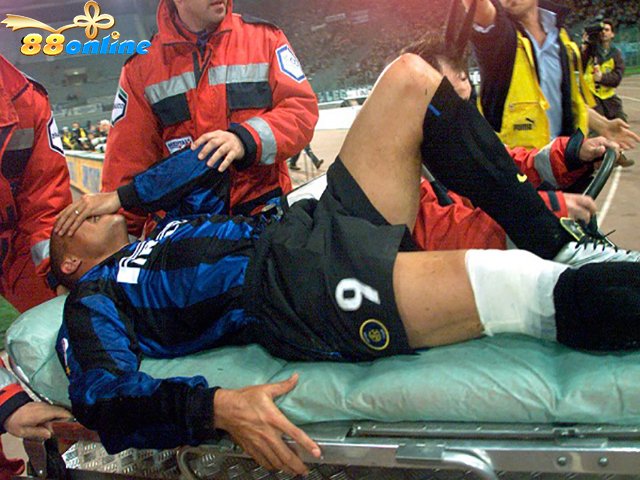 Basten bị ảnh hưởng nghiêm trọng bởi nhiều chấn thương, khiến anh phải từ giã sự nghiệp bóng đá sớm ở tuổi 28