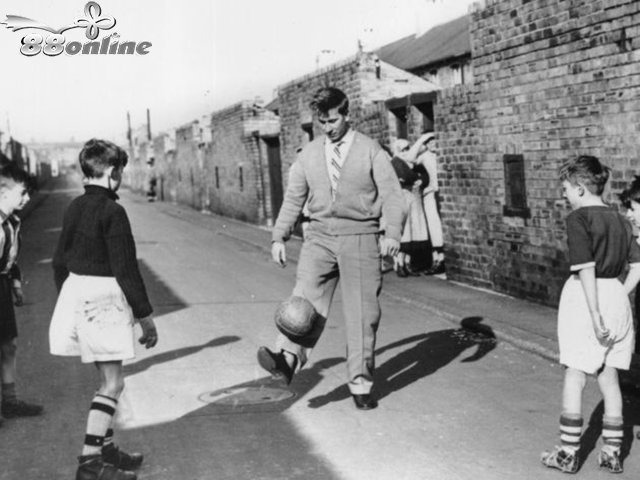 Bobby Charlton chuyển sang chơi chuyên nghiệp vào tháng 10 năm 1954 khi 15 tuổi