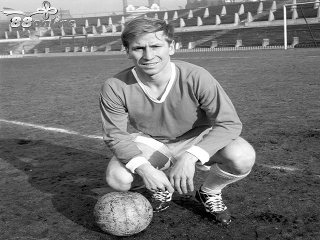 Bobby Charlton sinh ngày 11 tháng 10 năm 1937