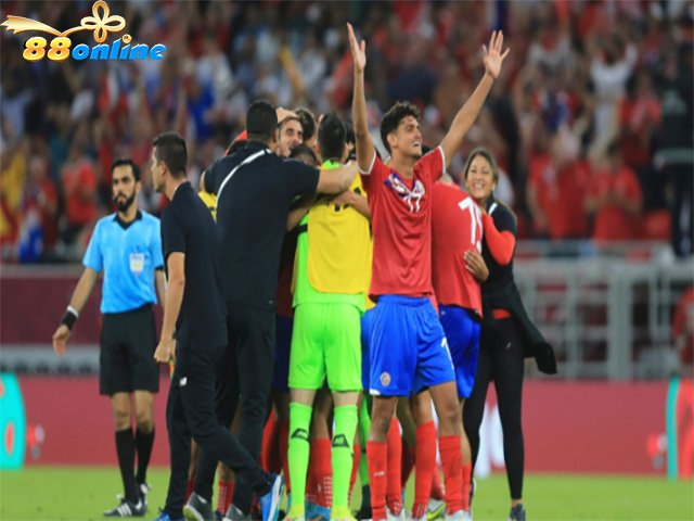 Các cầu thủ Costa Rica ăn mừng sau khi vượt qua vòng loại cho trận chung kết ở Qatar