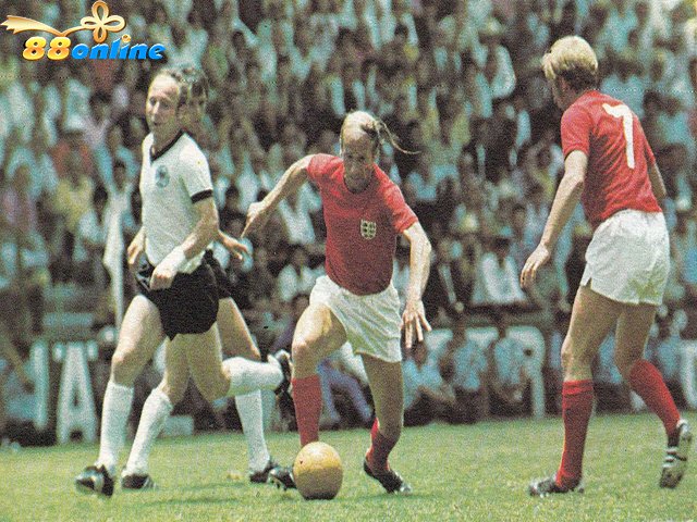 Charlton kiểm soát khu vực giữa sân và ngăn chặn các đường chạy của Franz Beckenbauer và dẫn trước 2–0 ở phút 50 
