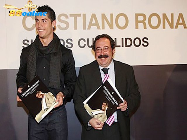 Cuốn sách nói về Ronaldo với tựa đề: Sueños cumplidos (Giấc mơ đã trở thành sự thật)