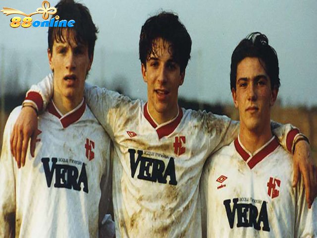 Del Piero và hai  người bạn của mình thời thiếu niên cùng có đam mê bóng đá 