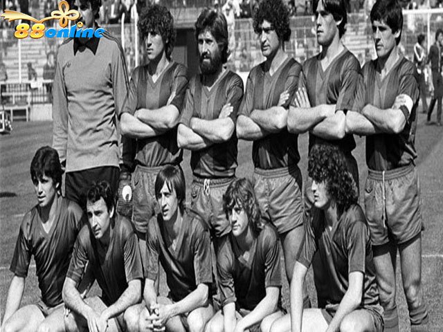 Đội hình ra sân đầu tiên cho CLB Levante đấu với Palencia với sự góp mặt của Cruyff