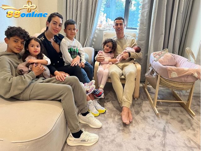 Gia đình hạnh phúc của Ronaldo hiện tại | Ngôi Đền Huyền Thoại Cristiano Ronaldo