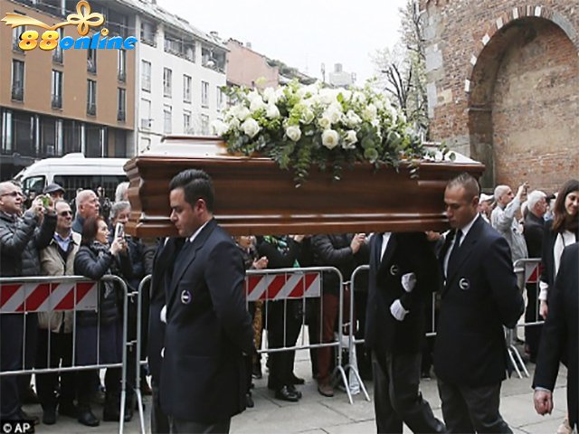 Hình ảnh buổi lễ đưa tang huyền thoại Cesare Maldini được chuyển ra khỏi nhà thờ Saint Ambrose Basilica| Ngôi Đền Huyền Thoại Paolo Cesare Maldini