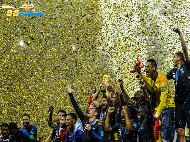 Kỳ World Cup đầu tiên được tổ chức trong những tháng mùa đông Bắc bán cầu, với khởi tranh vào tháng 11 và kết thúc vào tháng 12.