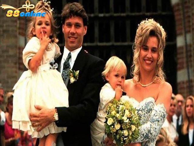 Marco van Basten kết hôn với Liesbeth van Capelleveen từ năm 1993