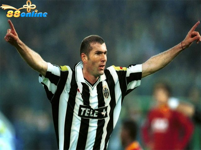 Năm 1996, Zidane đầu quân cho Juventus F.C. với mức phí chuyển nhượng là 3 triệu bảng Anh