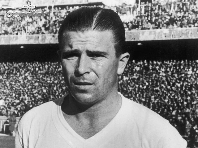 Ngày 20 tháng 8 năm 1945 Puskas ra mắt đội tuyển Hungary, và ghi bàn trong chiến thắng tỷ số 5–2 trước Áo