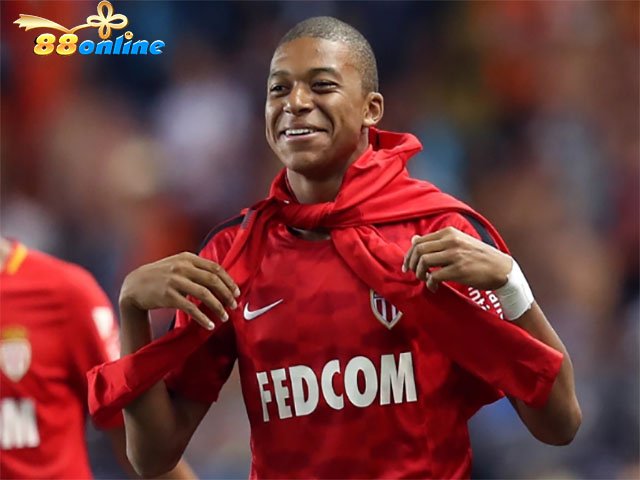 Ngày 6 tháng 3 năm 2016 Mbappe ký hợp đồng và trở thành thành viên khoác áo cho câu lạc bộ Monaco