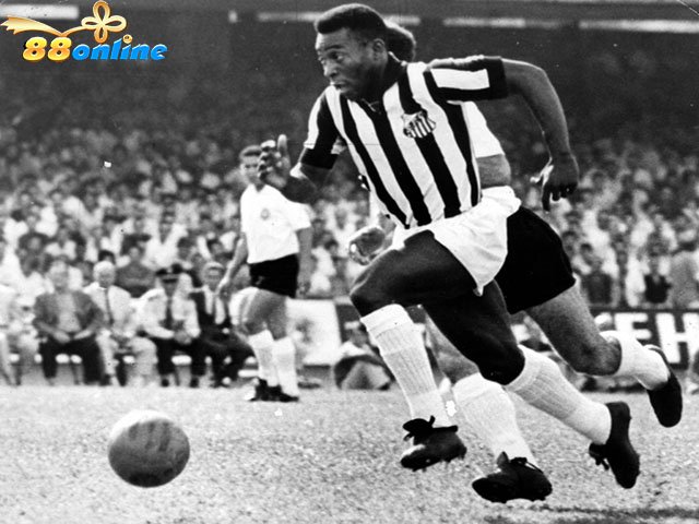 Pele bắt đầu sự nghiệp bóng đá chuyên nghiệp với Santos
