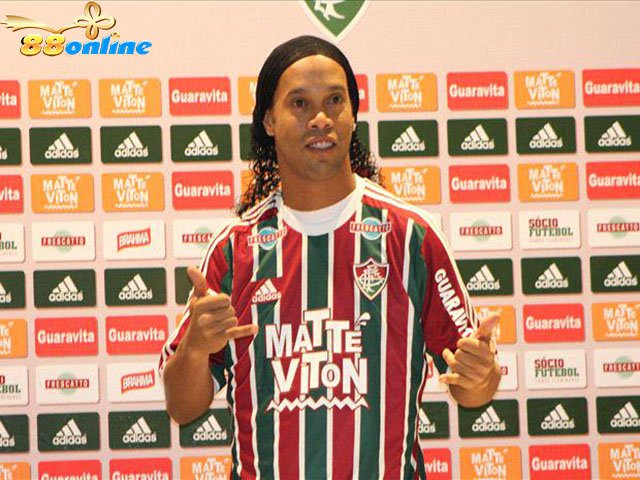 Ronaldinho ký hợp đồng với câu lạc bộ Brazil Fluminense năm 2015