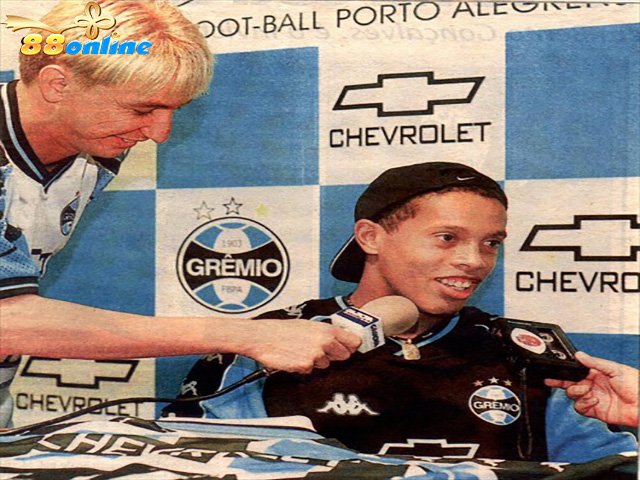 Ronaldinho ra mắt đội bóng cao cấp của mình trong Copa Libertadores năm 1998