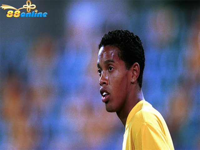 Ronaldinho tham gia học viện bóng đá năm 7 tuổi