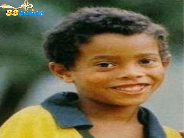 Ronaldo de Assis Moreira sinh ngày 21 tháng 3 năm 1980