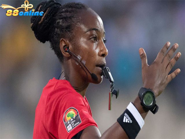 Salima Mukansanga là người phụ nữ đầu tiên làm trọng tài một trận đấu tại vòng chung kết Cúp các quốc gia châu Phi