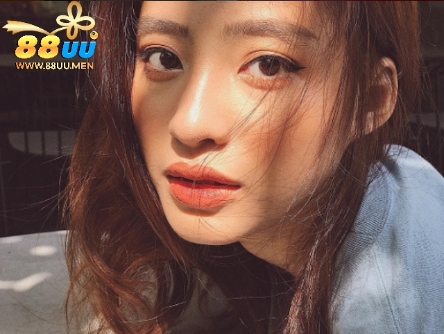 Dương Minh Ngọc nổi tiếng nhờ gương mặt xinh đẹp và công việc làm mẫu ảnh