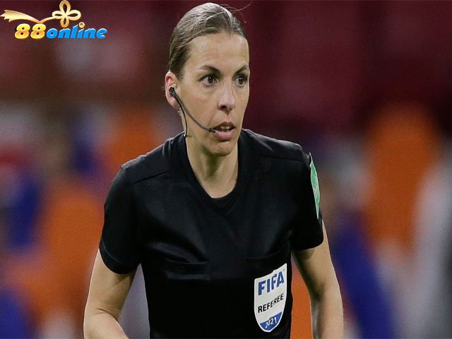 Stephanie Frappart nằm trong số các trọng tài có tên trong nhóm điều hành của FIFA cho Qatar