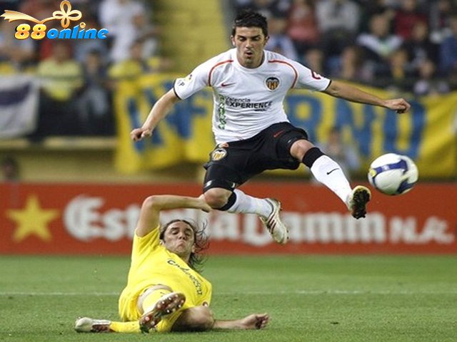 Trong trận ra mắt Valencia, David Villa đã ghi một bàn thắng để ấn định chiến thắng 2–0 cho đội bóng của mình.