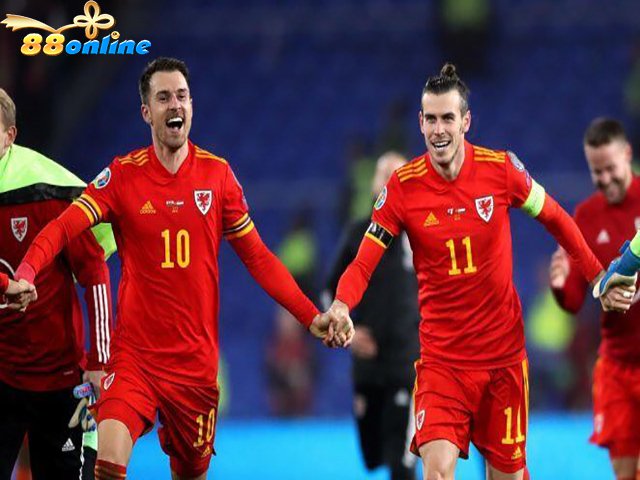 Xứ Wales ăn mừng khi sau đánh bại Ukraine để giành vé dự vòng playoff cuối cùng của World Cup ở châu u
