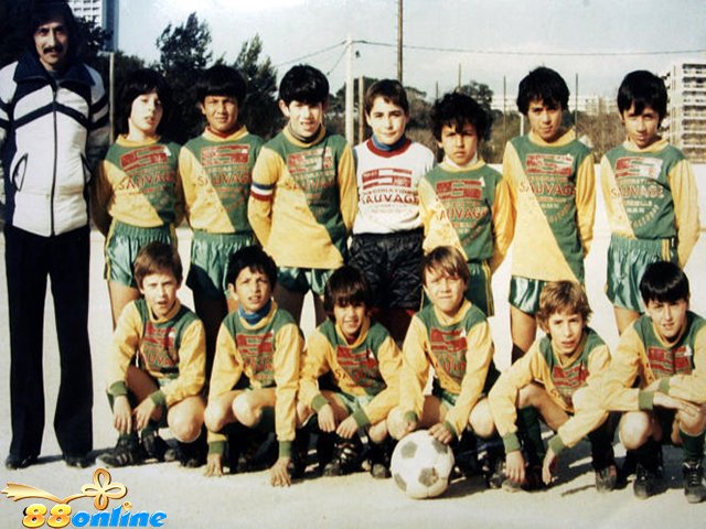 Zidane tham gia vào câu lạc bộ bóng đá địa phương La Castellane khi mới 10 tuổi 