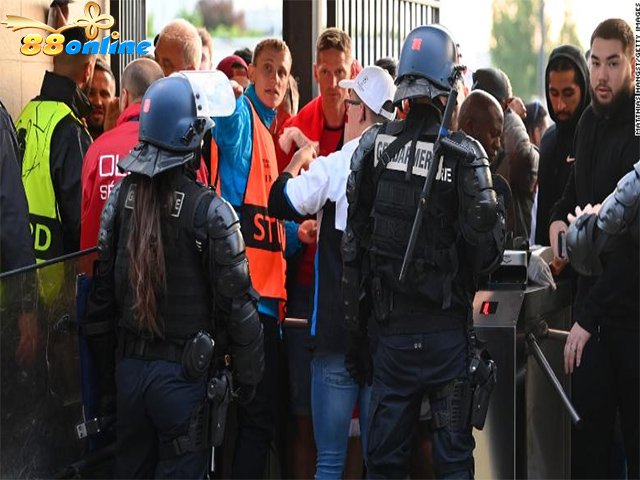 Cảnh sát và quản lý được coi là những người hâm mộ Liverpool xếp hàng bên ngoài sân vận động trước trận chung kết UEFA Champions League giữa Liverpool và Real Madrid tại Stade de France vào ngày 28 tháng 5 ở Paris