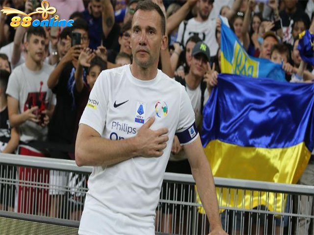 Andriy Shevchenko tạo dáng bên lá cờ Ukainia sau một trận đấu bóng đá triển lãm vào ngày 23 tháng 5 năm 2022.