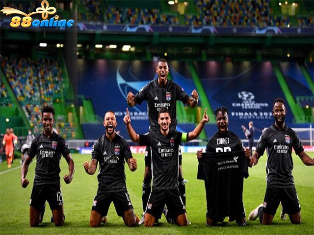 Các cầu thủ Lyon ăn mừng sau chiến thắng của đội trước Manchester City vào thứ Bảy, ngày 15 tháng 8