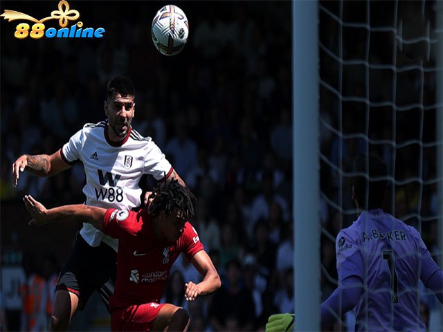 Cú đánh đầu dũng mãnh của Aleksandar Mitrović đã đưa Fulham vượt lên dẫn đầu 