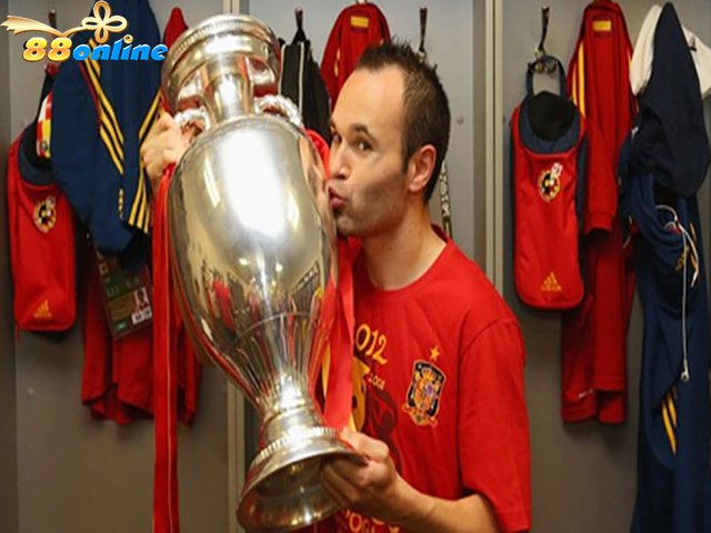 Euro 2012, Iniesta được bầu chọn là Cầu thủ xuất sắc nhất giải đấu nhờ đóng góp giúp Tây Ban Nha vô địch