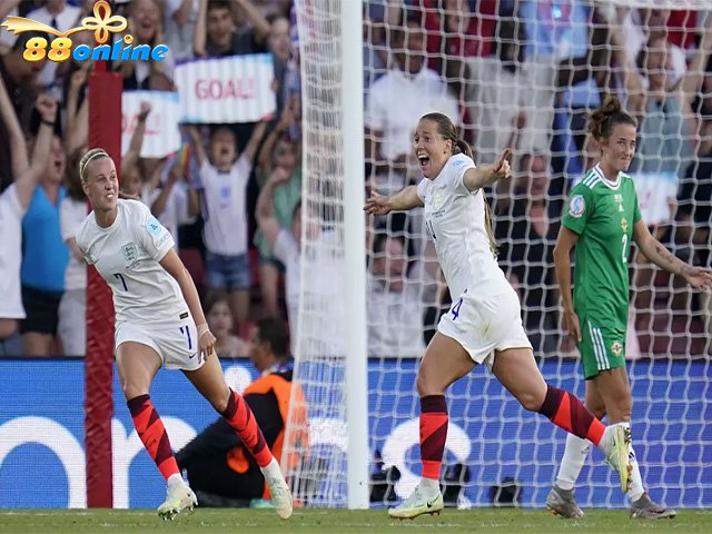 Fran Kirby của đội tuyển Anh ăn mừng khi ghi bàn thắng đầu tiên của đội bóng trong trận đấu bóng đá bảng A Euro 2022 dành cho Nữ tại Sân vận động St Mary, Southampton 