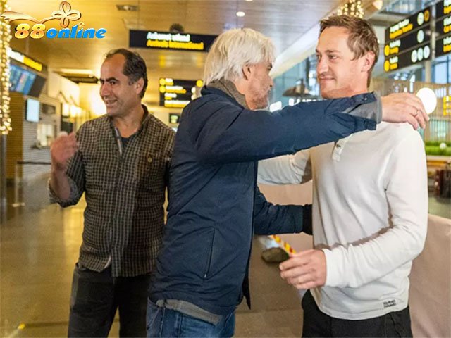 Halvor Ekeland, bên phải và Lokman Ghorbani, bên trái, được chào đón trở lại bởi giám đốc thể thao NRK Egil Sundvor tại sân bay ở Gardermoen.