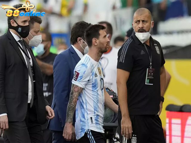Lionel Messi của Argentina và PSG rời sân sau khi các đồng đội của anh bị bắt