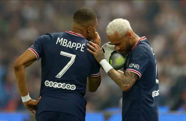 Neymar ngăn cản Mbappe thực hiện quả pen thứ 2