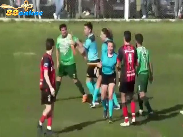 Một cầu thủ bóng đá Argentina đã bị bắt sau khi đấm nữ trọng tài trong một trận đấu