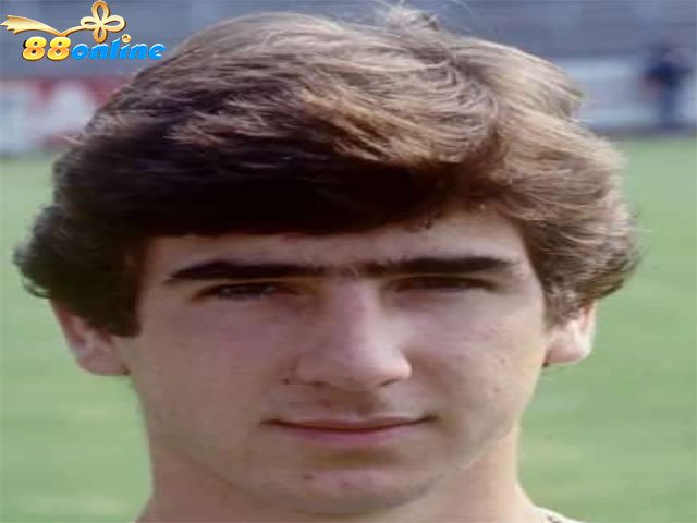Năm 15 tuổi Eric Cantona bắt đầu chơi cho CLB Local Club SO Caillolais.