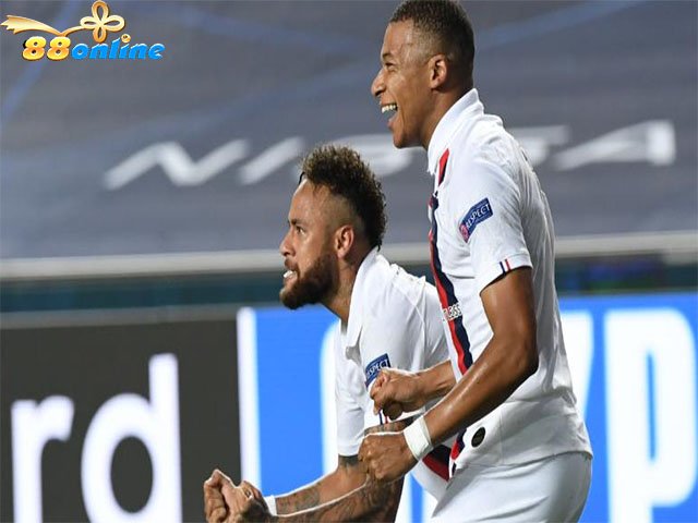 Neymar (trái) và Mbappe ăn mừng sau khi CLB PSG vượt lên dẫn trước Atalanta