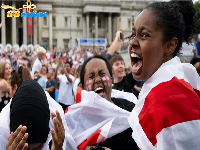 Người hâm mộ đội tuyển Anh theo dõi trận đấu và ăn mừng tại Quảng trường Trafalgar ở London